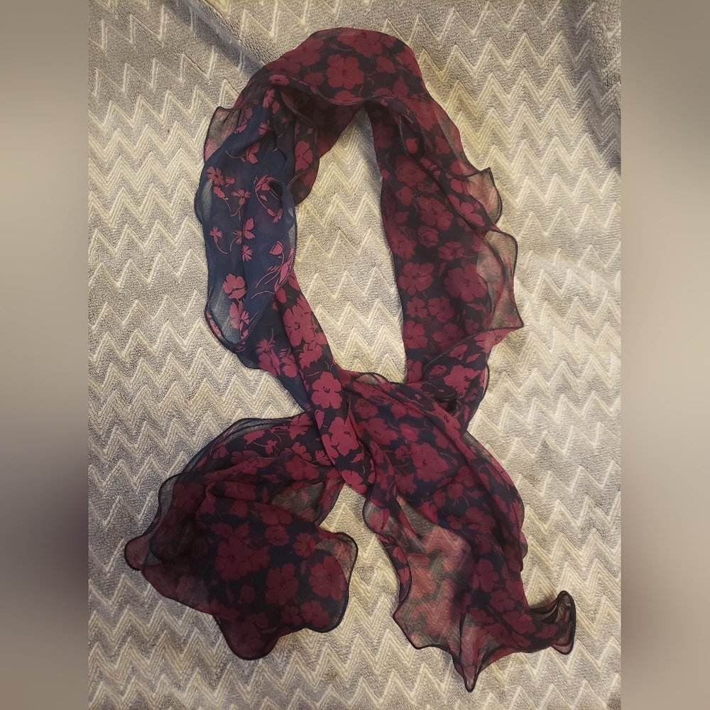 ⏰️LAST CHANCE⏰️Navy and red floral scarf